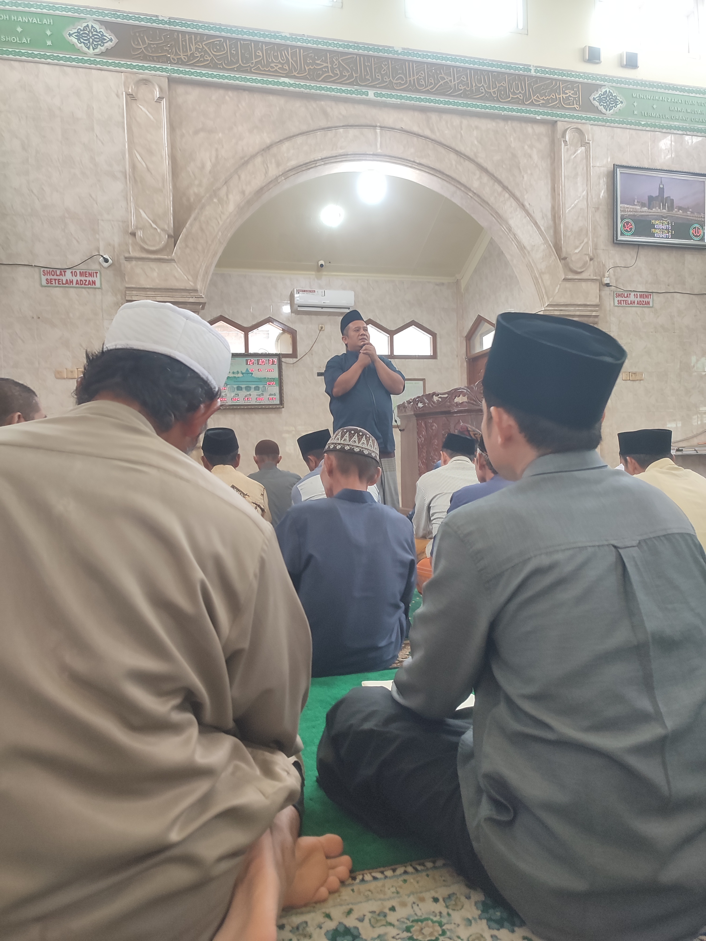 Jamaah menyimak khutbah di dalam masjid di Desa Indra Sakti, Kampar.