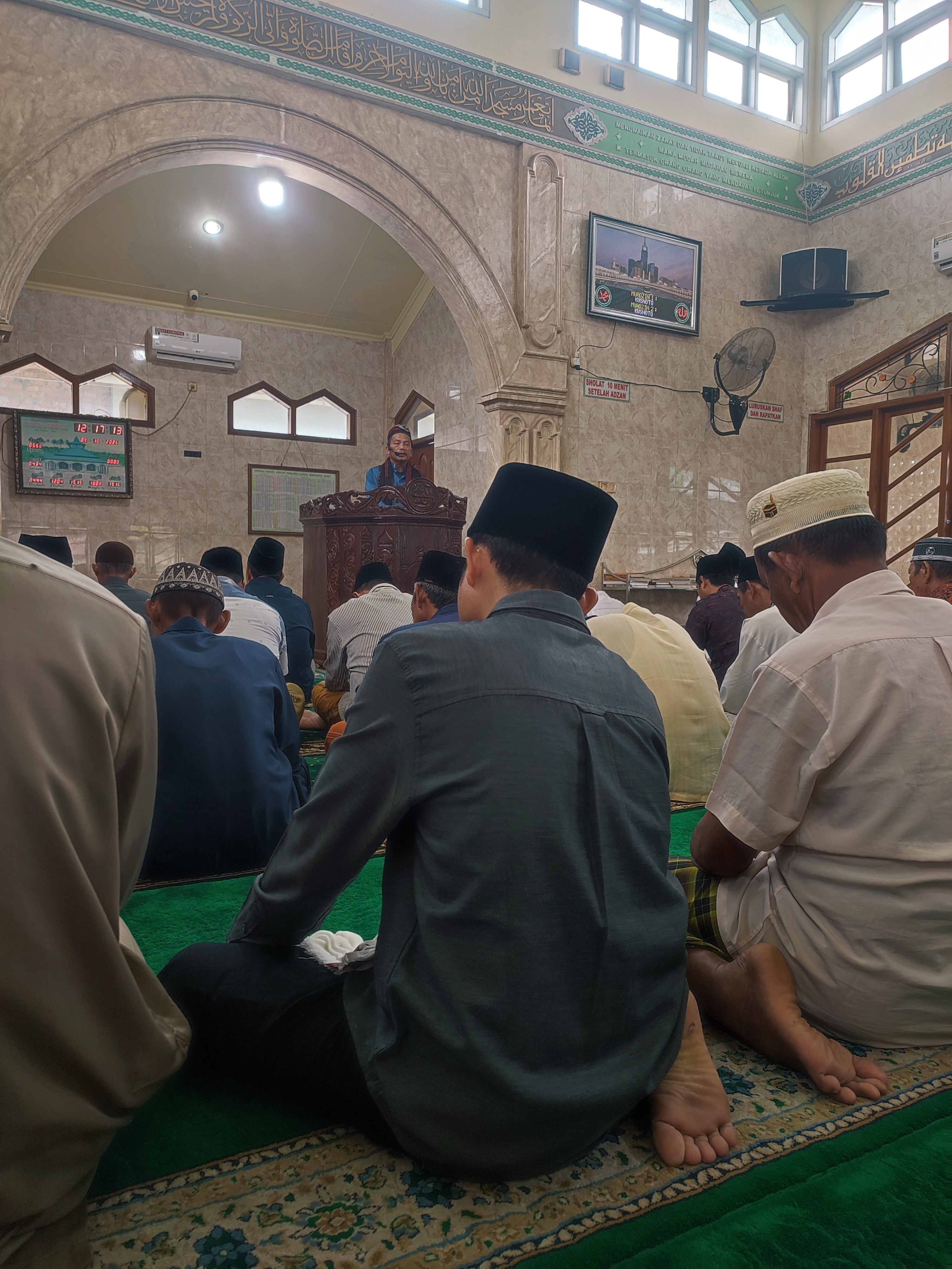 Ustadz Herpan menyampaikan khutbah dari mimbar masjid di Desa Indra Sakti, Kampar.
